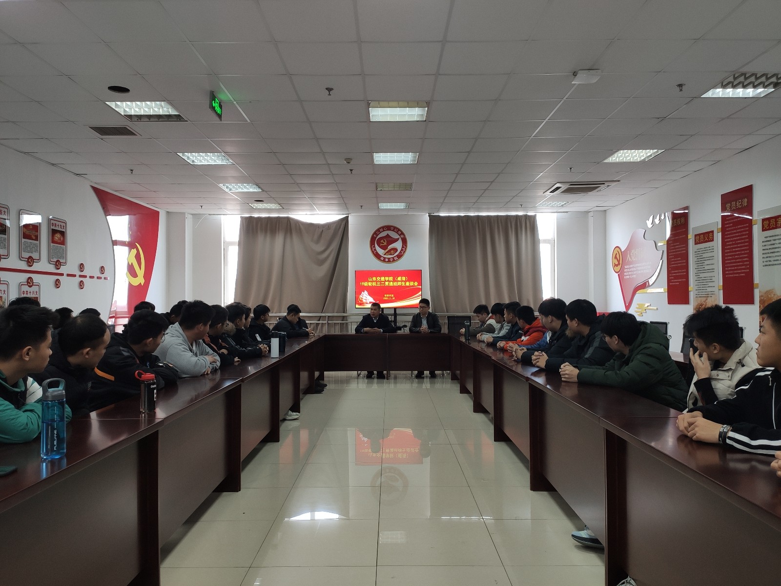 学生座谈.jpg 学生座谈.jpg