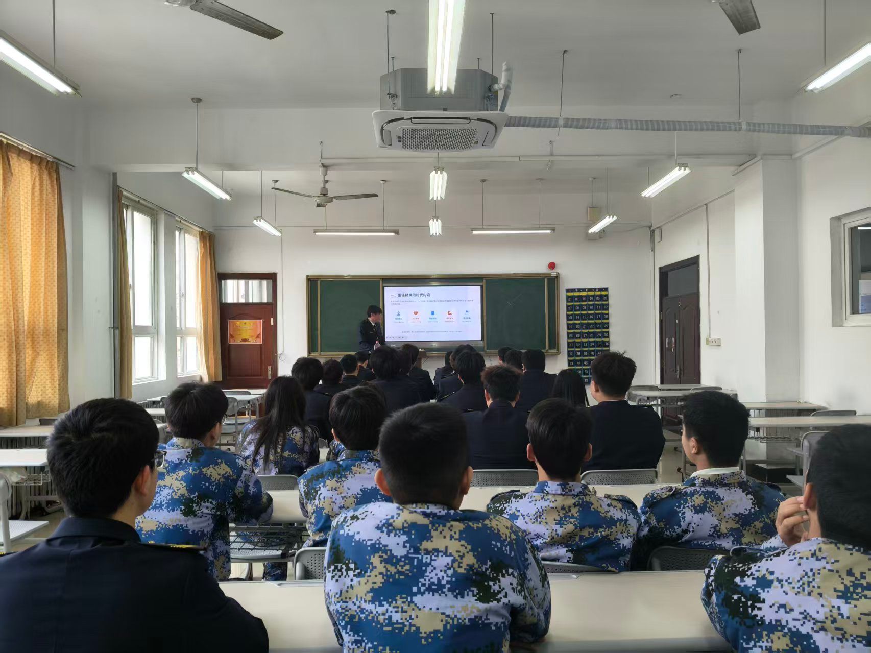 现代航海学院开展“雷锋精神 薪火相传”学雷锋主题团课