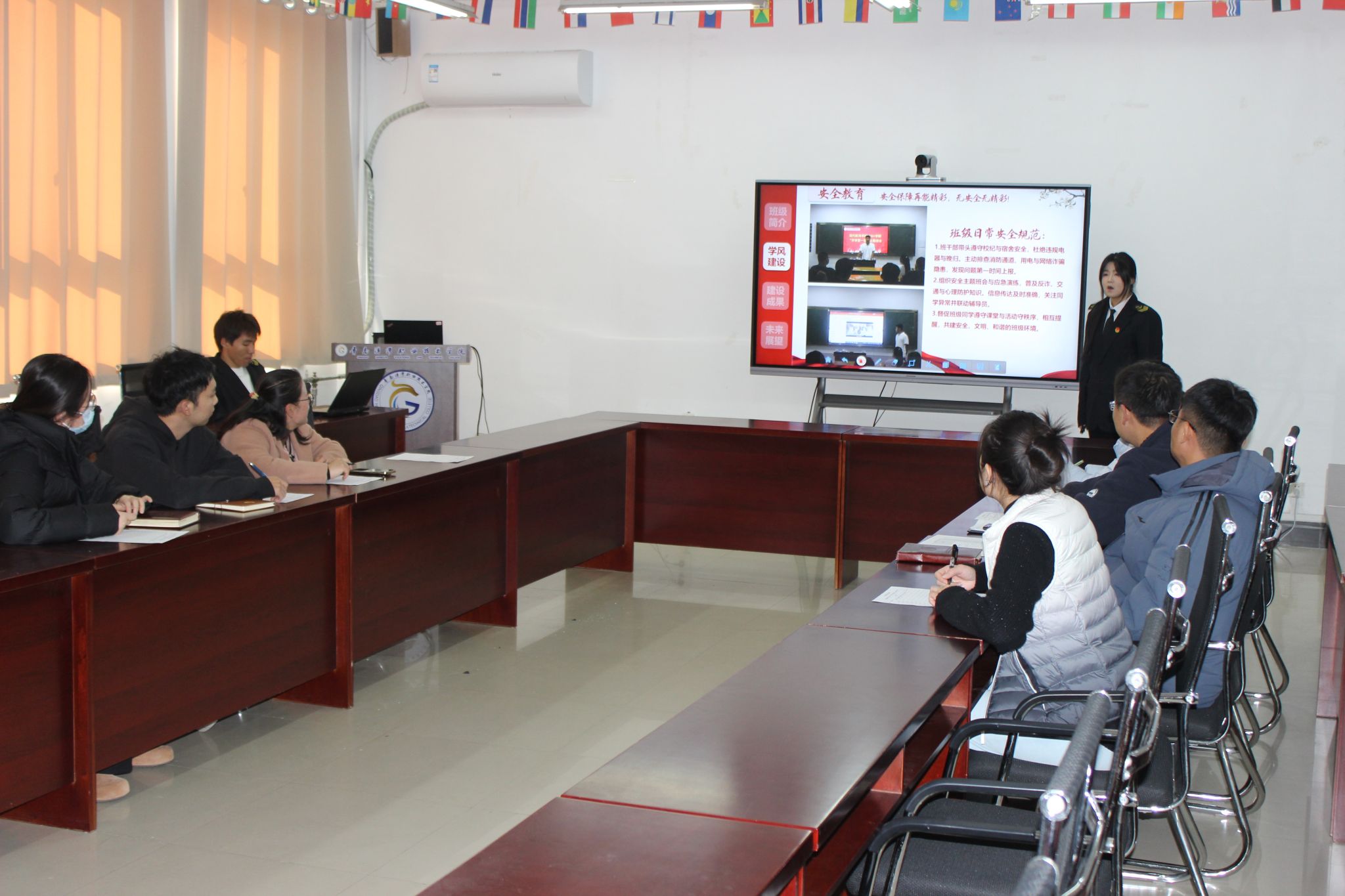 现代航海学院举办“优良学风标兵班”答辩活动
