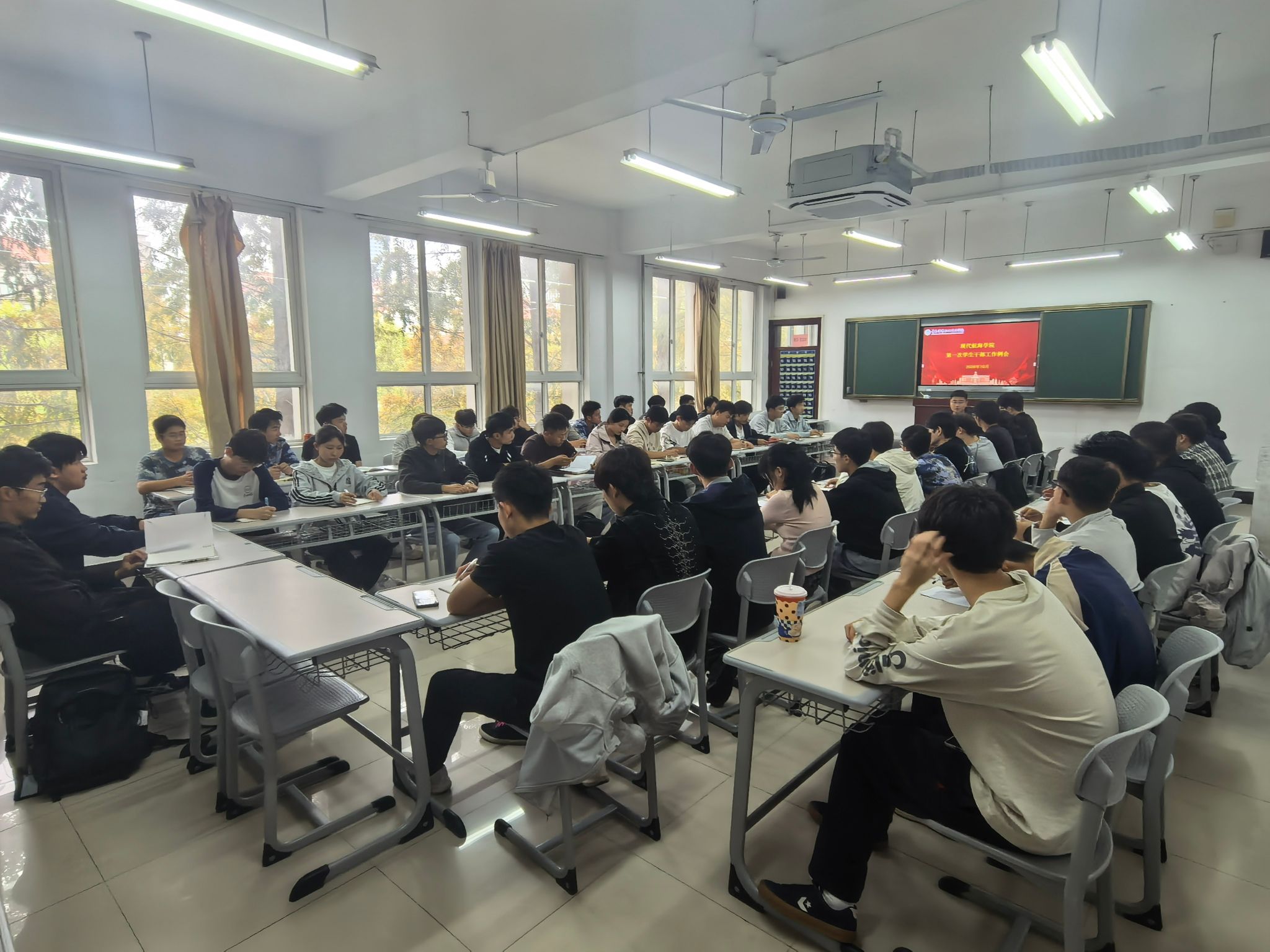 现代航海学院召开26271学期首次学生干部例会
